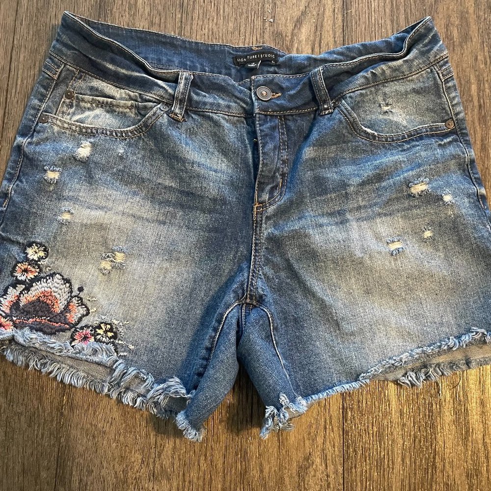 Signature Studio Short - Size 10